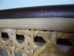 Bei Stühlen mit Nut finden Sie am Rand der Sitzfläche eine eingefräste Nut (U-förmig) in die  das vorgefertigte Thonetmaterial mit Hilfe von Peddigrohr befestigt wird, genau wie auf dem Foto zu sehen.
